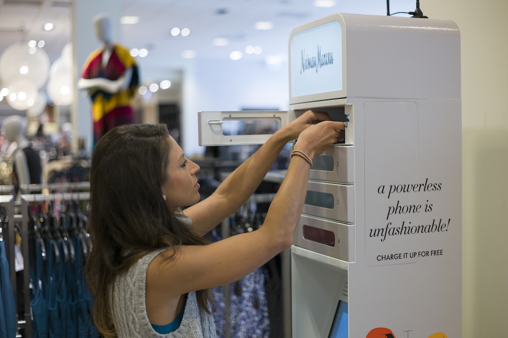 phone-charging-station-retail